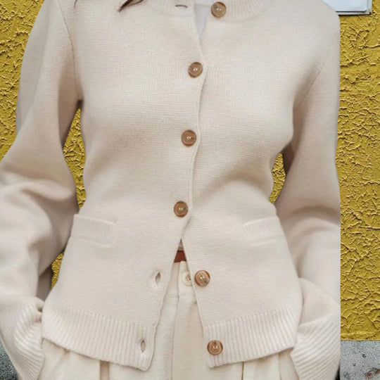 Damen Strickjacke mit eleganten Knöpfen und modernen Taschen EB