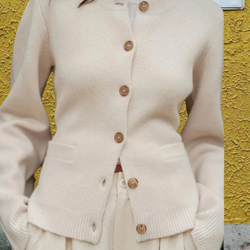 Damen Strickjacke mit eleganten Knöpfen und modernen Taschen EB