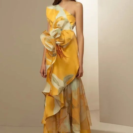 Damen elegantes asymmetrisches Abendkleid mit fließendem Rock und auffälligen Rüschendetails EB