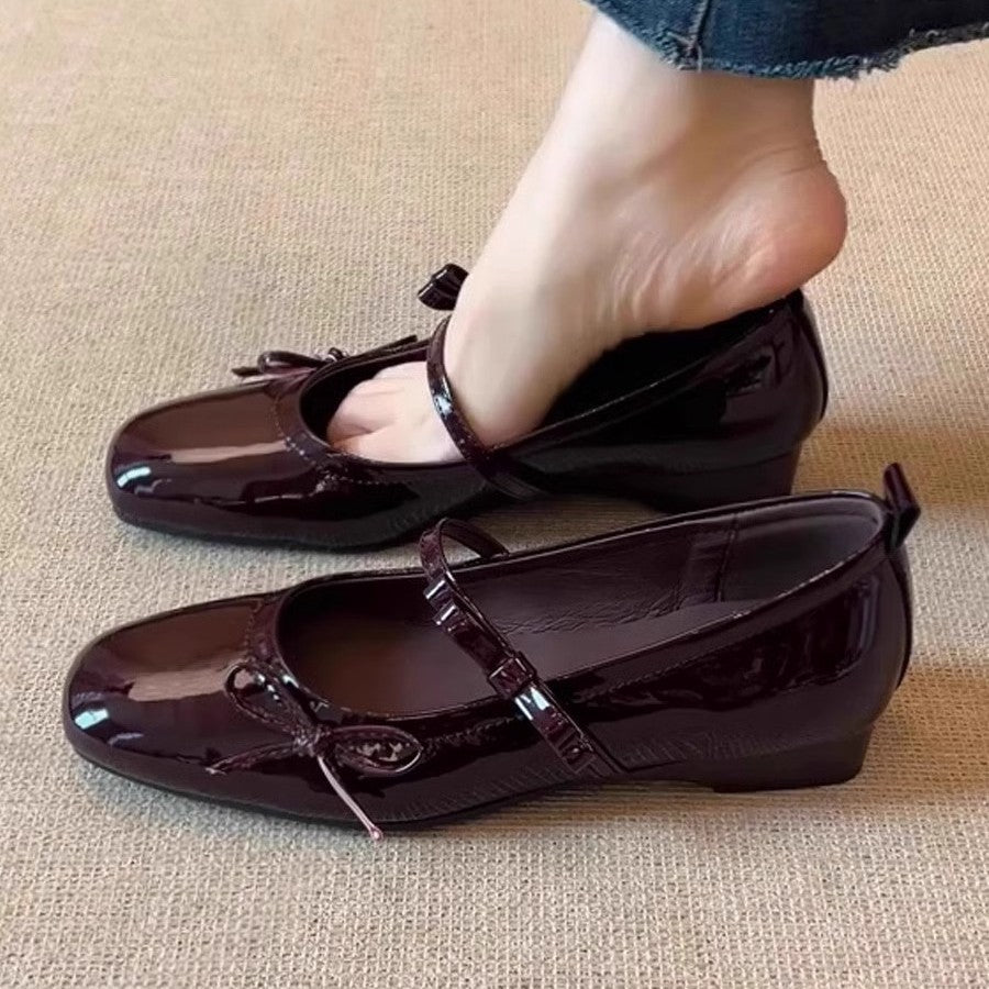 Damen Ballerina-Schuhe mit schimmernder Oberfläche und verspieltem Riemen EB
