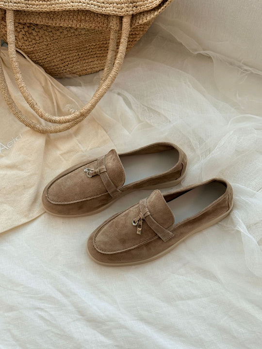 Damen Mokassins aus weichem Veloursleder mit elegantem Design und dekorativem Riemen EB