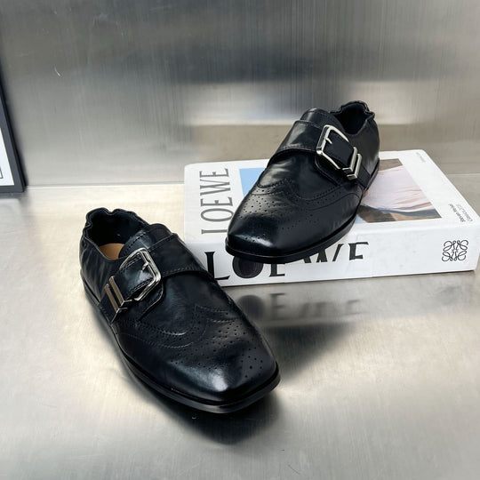 Damen elegante mokassins mit modischen Schnallen und perforierten Details EB
