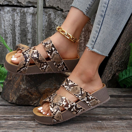 Damen Plateau-Pantolette mit geflochtenen Riemen, gekreuzter Zehenpartie und ergonomischer Keilsohle EB