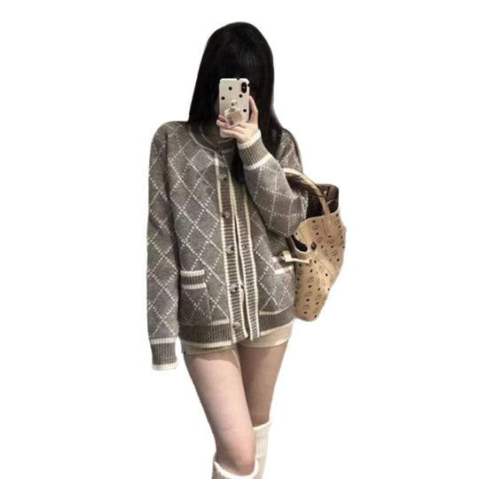 Damen modischer Strickcardigan mit eleganter Rautenmusterstruktur und goldenen Knöpfen EB