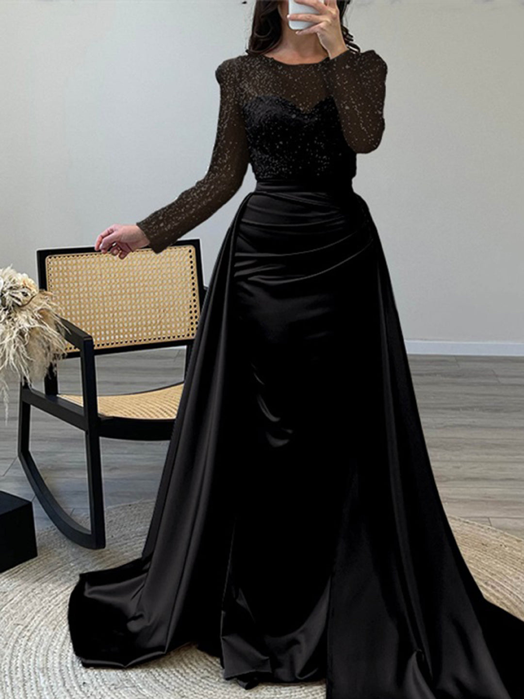 Damen Abendkleid mit funkelndem Paillettenoberteil und elegantem Satinrock EB