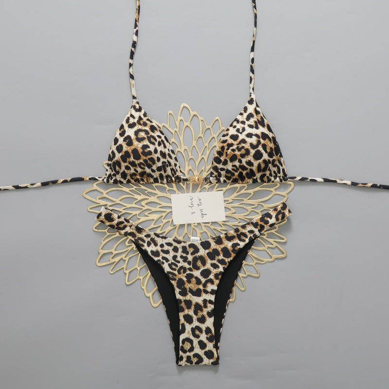 Damen Triangel-Bikini mit modernen Schnittdetails und großflächigen Polka Dots EB