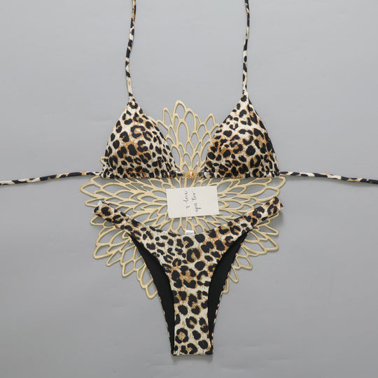 Damen Triangel-Bikini mit modernen Schnittdetails und großflächigen Polka Dots EB