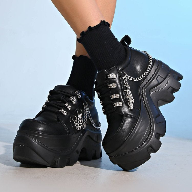 Damen Chunky Sneaker mit glanzvollen Kettenakzenten EB