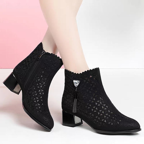 Damen Stiefeletten mit elegantem Lochdesign und raffiniertem Schmuckdetail EB