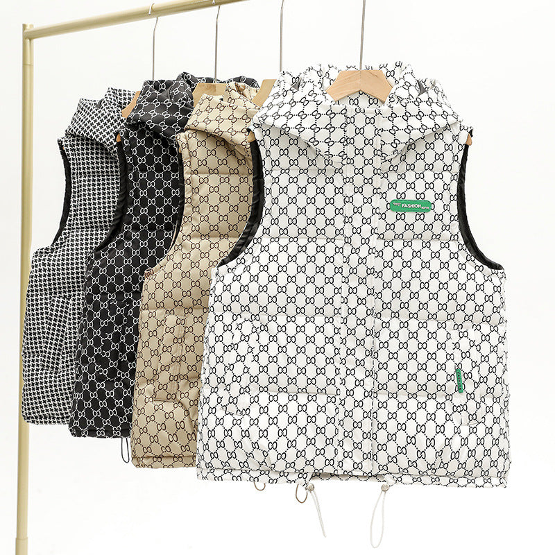 Damen nan gesteppte Kapuzenweste mit Allover‑Logoprint, wattierter Isolierung, verstellbarem Saum und verdeckten Reißverschlusstaschen EB