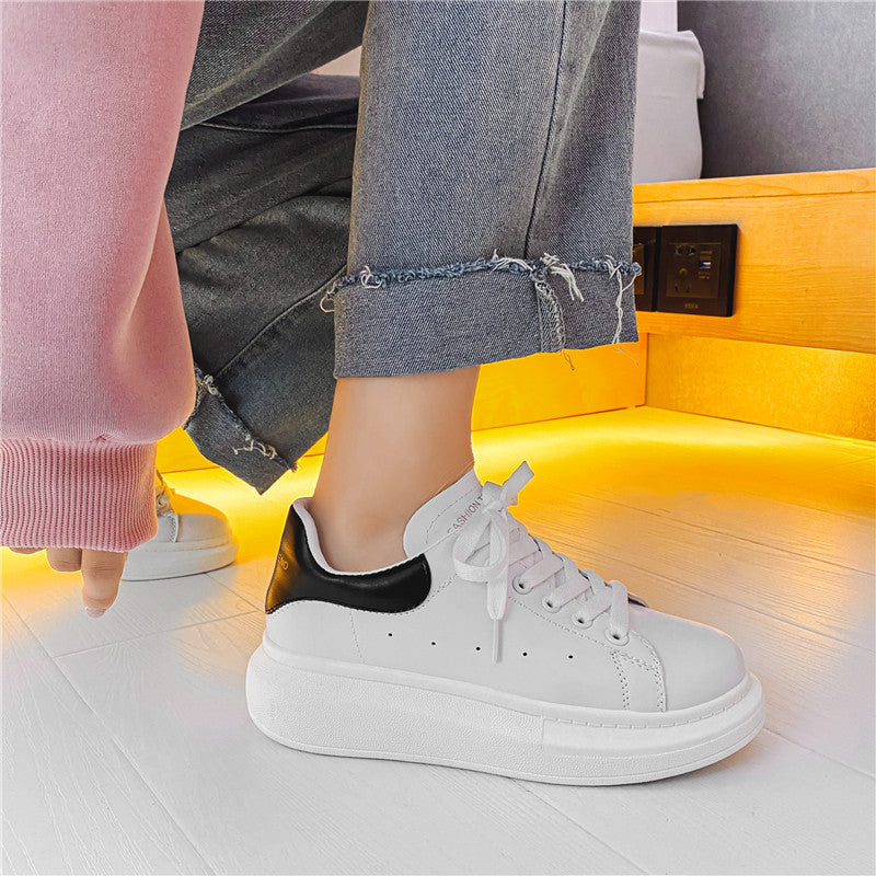 Damen Modische Plattform-Sneakers mit hochgezogener Sohle EB