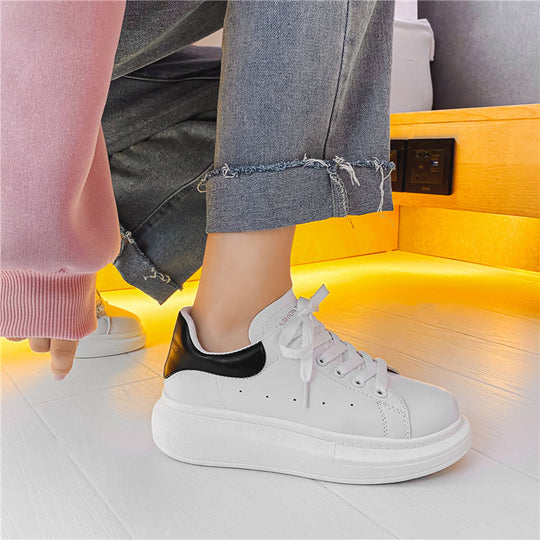 Damen Modische Plattform-Sneakers mit hochgezogener Sohle EB