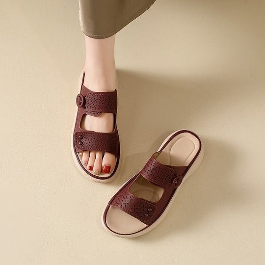 Damen Bequeme und modische Riemensandalen mit perforierten Details EB