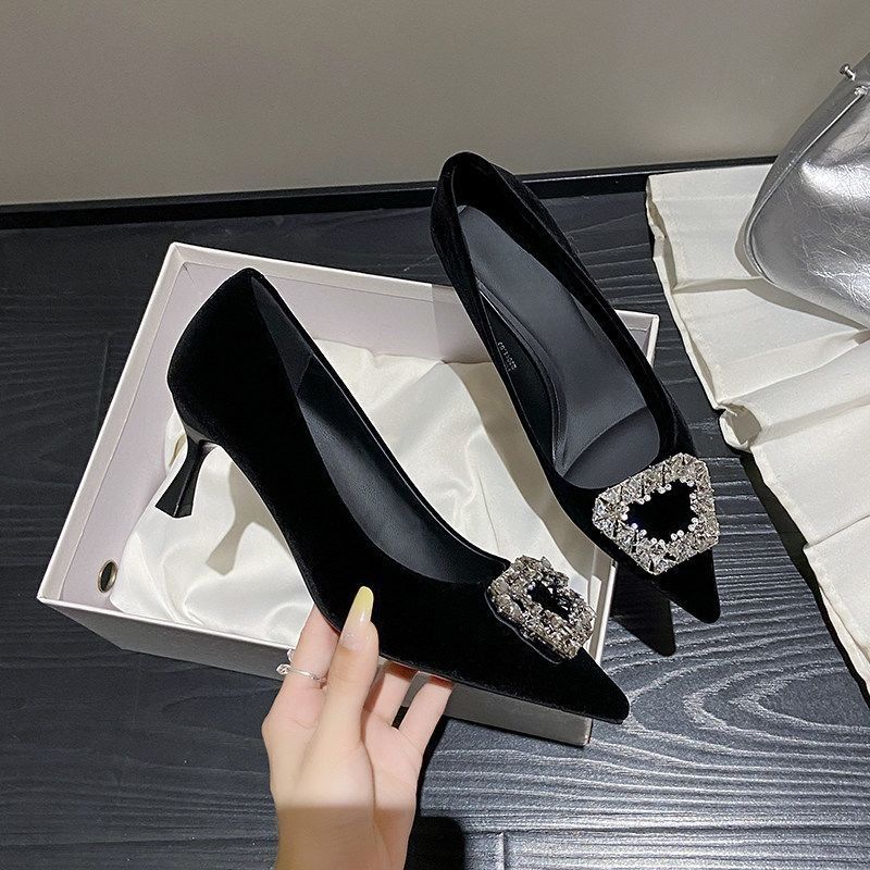 Damen elegante Pumps mit funkelndem Schmuckdetail EB