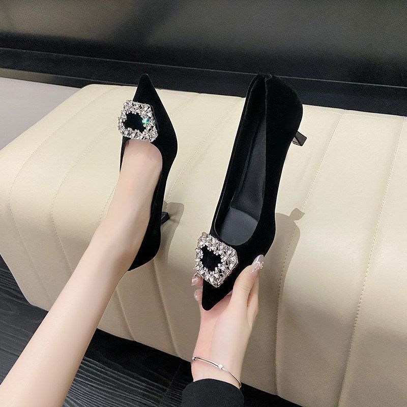Damen elegante Pumps mit funkelndem Schmuckdetail EB