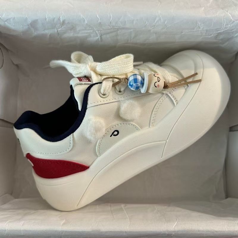 Damen Sneakers mit verspielten Details und einzigartigen Applikationen EB