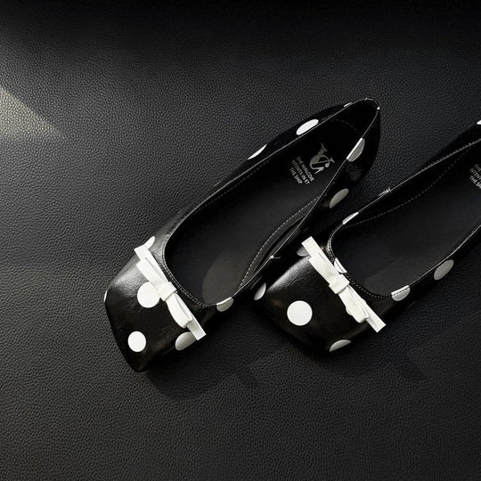 Damen elegante Ballerinas mit modischem Punktedesign und dekorativem Schleifendetail EB