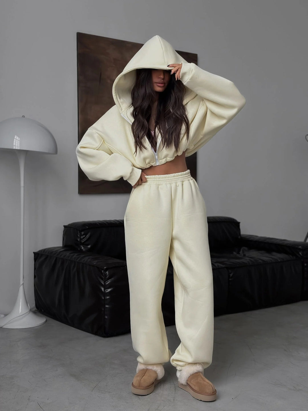 Damen kurzes Oversize-Scuba-Zip-Hoodie mit Tunnelzug und figurformender High-Waist-Jogginghose Eichborn Berlin