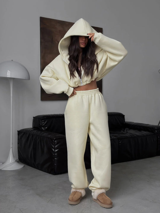 Damen kurzes Oversize-Scuba-Zip-Hoodie mit Tunnelzug und figurformender High-Waist-Jogginghose Eichborn Berlin