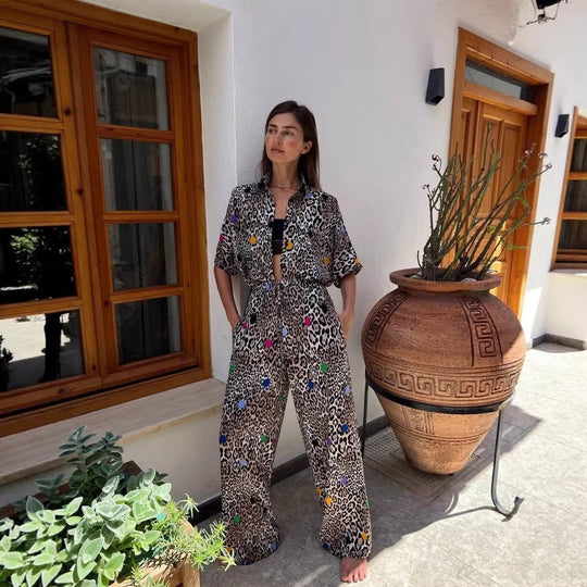 Damen zweiteiliges Safari-Print Loungewear-Set mit kurzärmeliger Hemdbluse und weitem hochgeschnittenen Palazzohose Eichborn Berlin