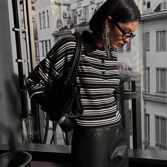 Damen Gestreifter Polo-Pullover mit Knopfleiste und langem Schnitt EB