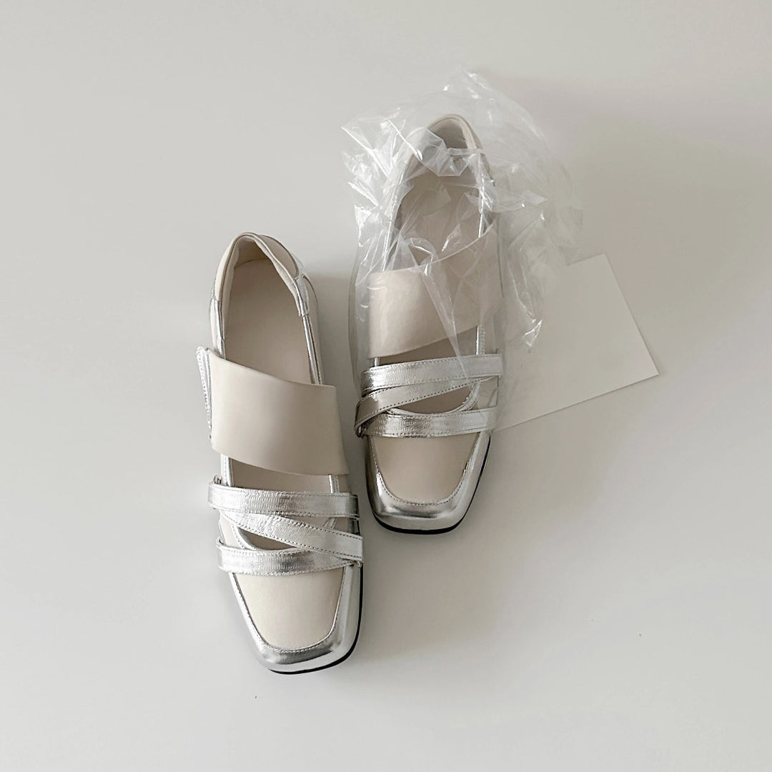 Damen klassische Loafers mit modischen Riemen und glänzenden Akzenten EB