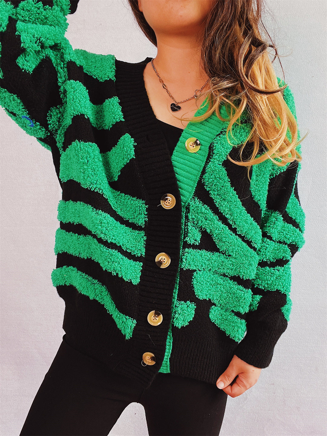 Damen Grobstrickjacke mit dekorativem Mustermix und eleganten Knopfdetails EB