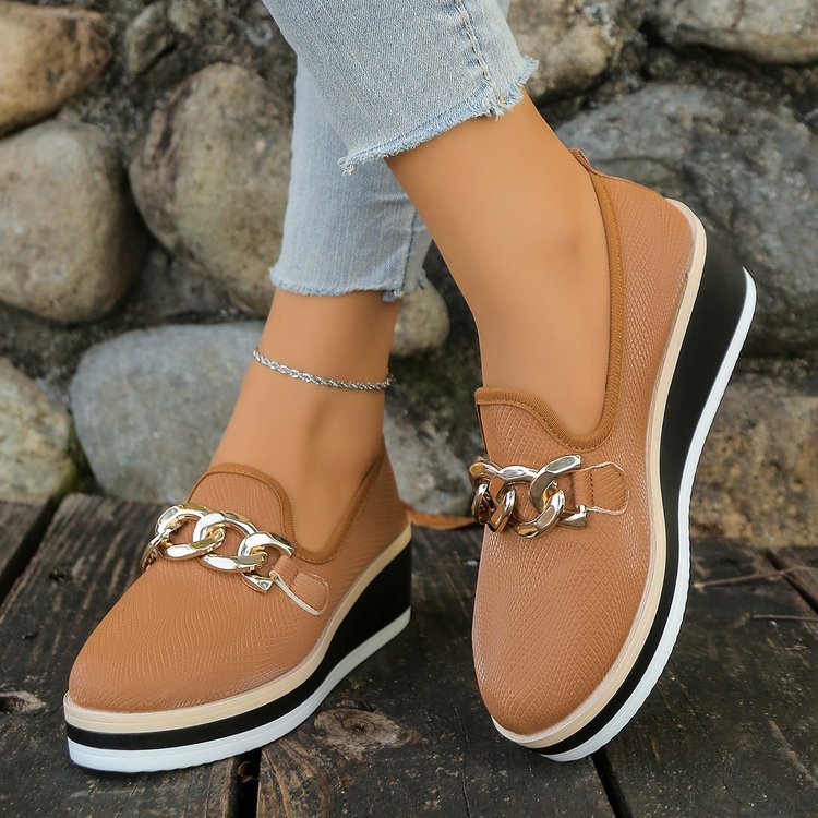 Damen slip-on Plateau-Loafer mit dekorativer Metallkette, strukturiertem Kunstleder und gepolstertem Komfortfußbett EB