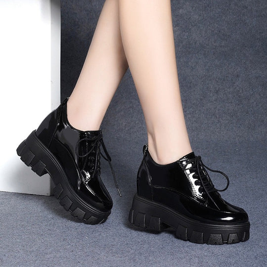 Damen Plateausneaker mit glänzender Oberfläche und robustem Sohlenprofil EB