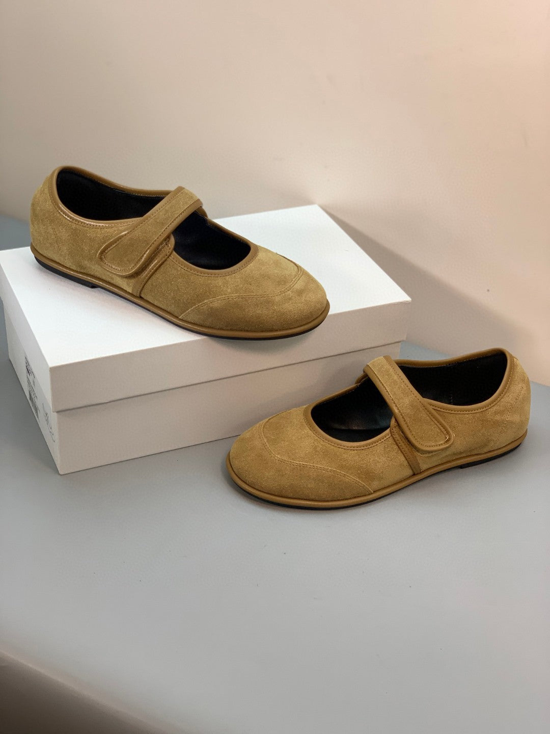 Damen Ballerinas mit verstellbarem Riemen und weichem Wildleder EB