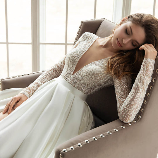 Damen Hochzeitskleid mit eleganten Spitze-Applikationen und schwingendem Rock EB