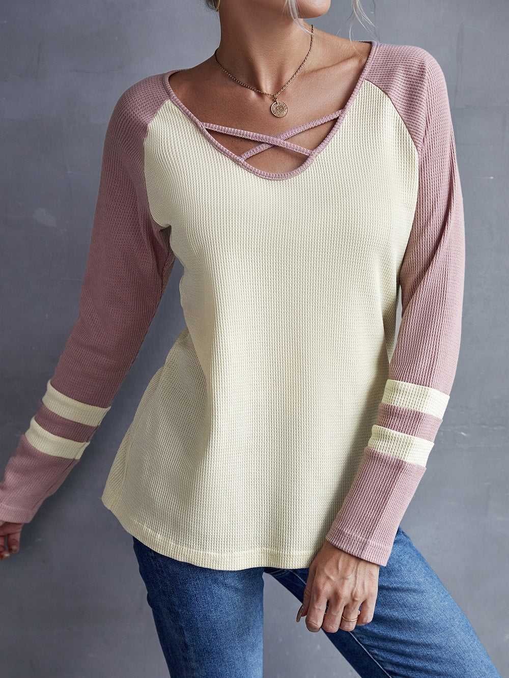 Damen lässiges Langarmshirt mit Criss-Cross-Ausschnitt EB
