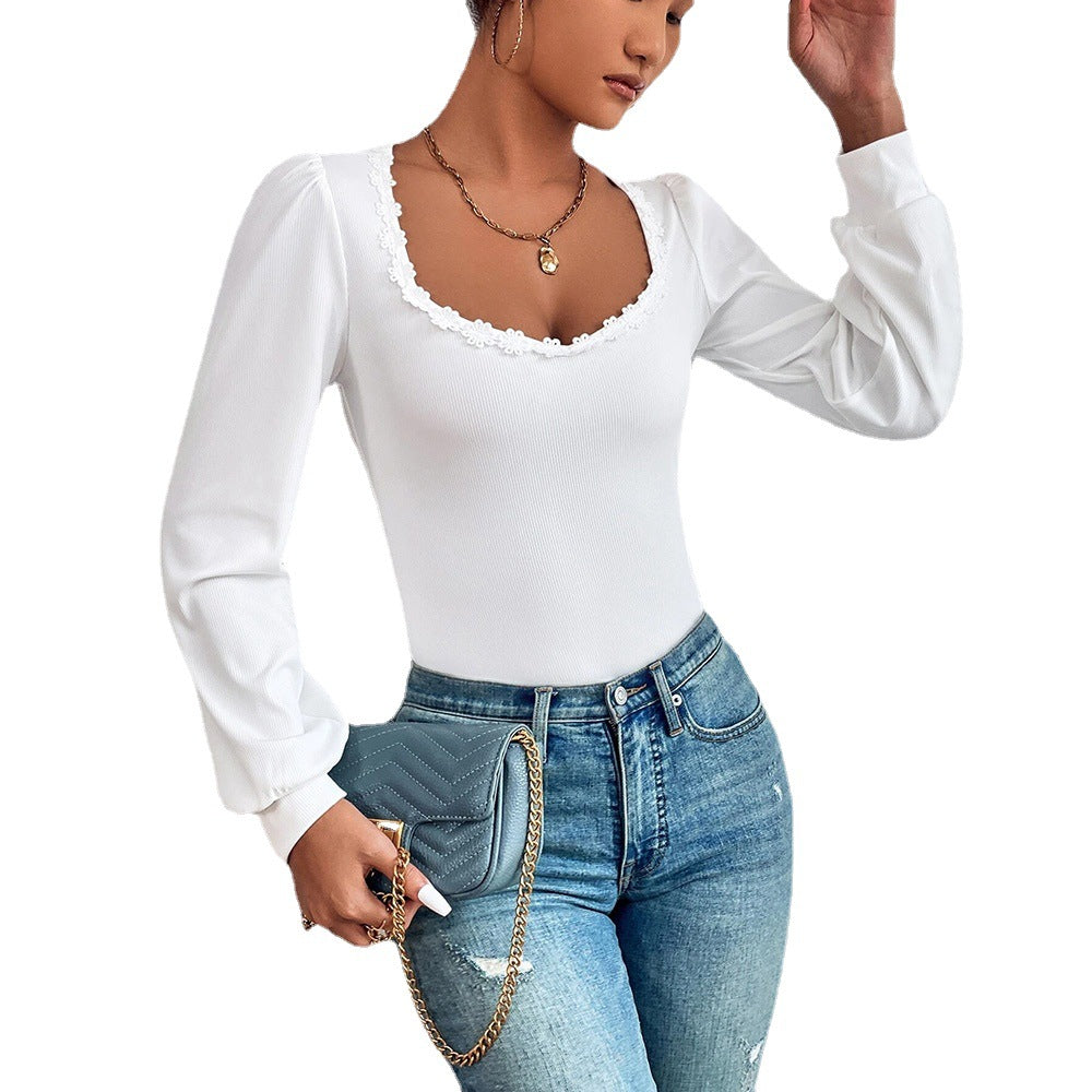 Damen Feinstrick-Bodyshirt mit herzförmigem Carmen-Ausschnitt Spitzenbordüre und leichten Puffärmeln Eichborn Berlin