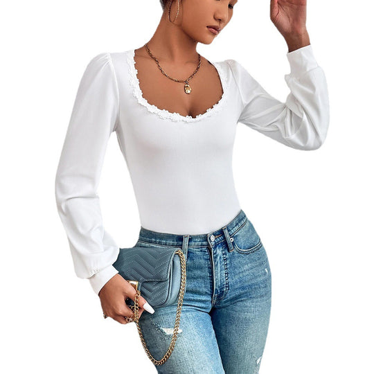 Damen Feinstrick-Bodyshirt mit herzförmigem Carmen-Ausschnitt Spitzenbordüre und leichten Puffärmeln Eichborn Berlin