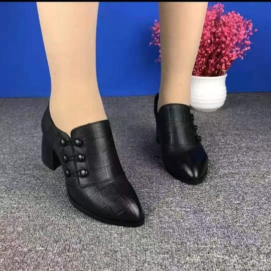 Damen Elegante Spitze Slipper‑Pumps mit niedrigem Blockabsatz und strukturierter Lederoptik EB