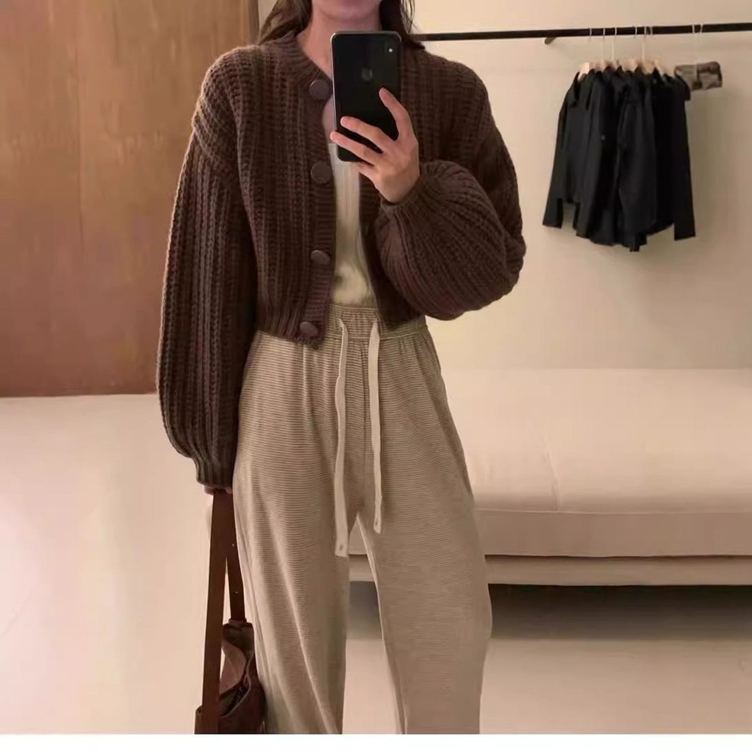 Damen Grobstrickjacke mit voluminösen Ärmeln und Knopfdetails EB