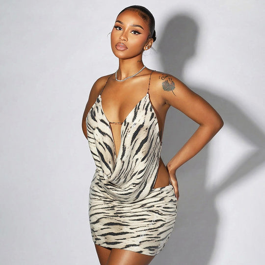 Damen Mini-Nachtkleid mit tiefem V-Ausschnitt und seitlichen Cut-Outs EB