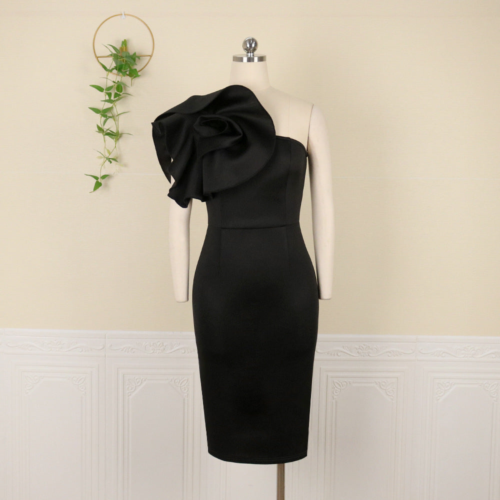 Damen Figurumspielendes Kleid mit asymmetrischem Oberteil und voluminösem Blütenakzent EB