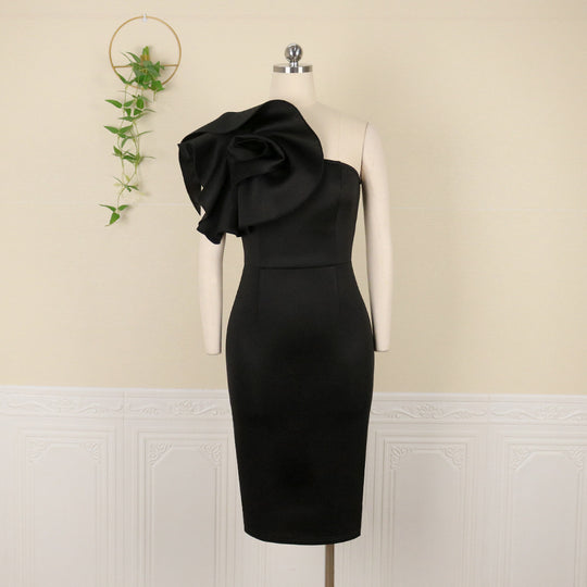 Damen Figurumspielendes Kleid mit asymmetrischem Oberteil und voluminösem Blütenakzent EB