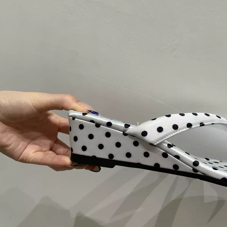 Damen komfortable Pantolette mit modischem Punktdesign EB