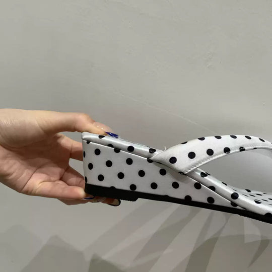 Damen komfortable Pantolette mit modischem Punktdesign EB