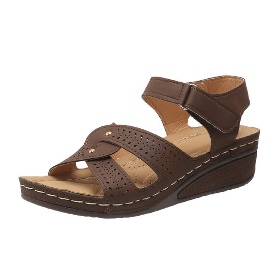 Damen Wedge-Sandalen mit perforierten Riemen und ergonomischem Fußbett EB