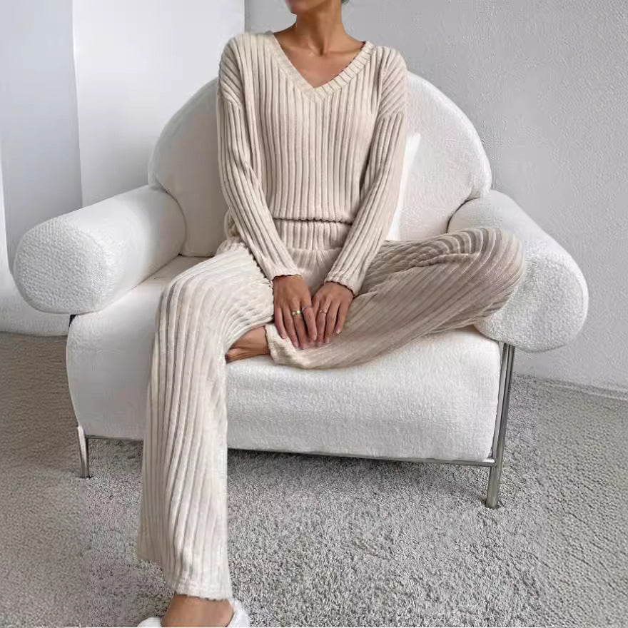 Damen Strickanzug mit V-Ausschnitt und feinem Rippdesign EB