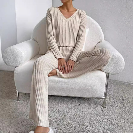 Damen Strickanzug mit V-Ausschnitt und feinem Rippdesign EB