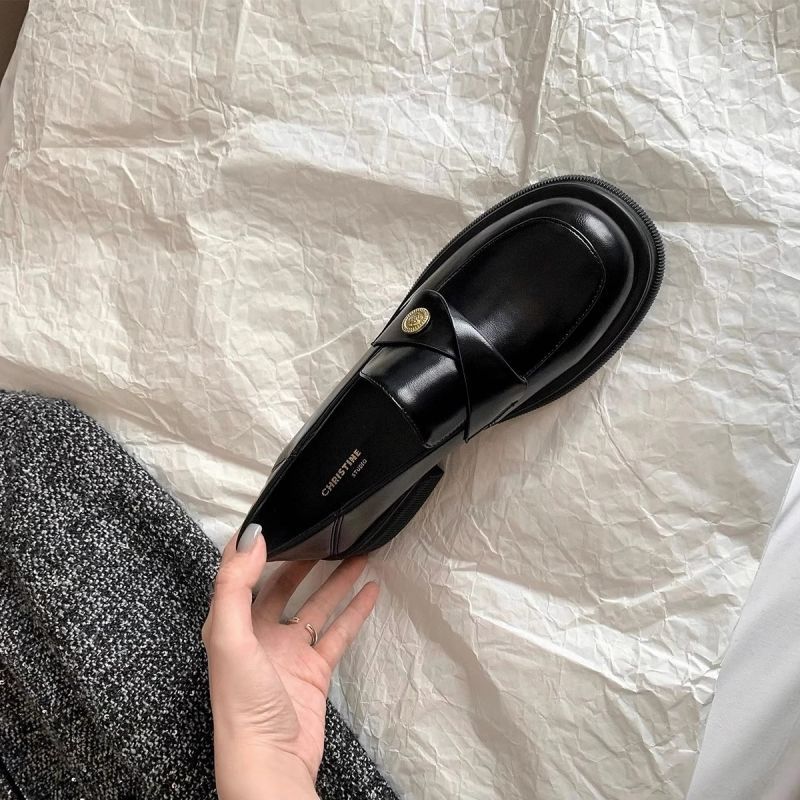 Damen Elegante Lackleder-Ballerinas mit modischem Riemchen und dekorativen Knopfdetails EB