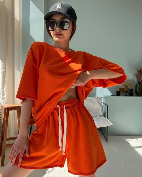 Damen lässiges Freizeitensemble mit oversized T-Shirt und bequemen Shorts EB
