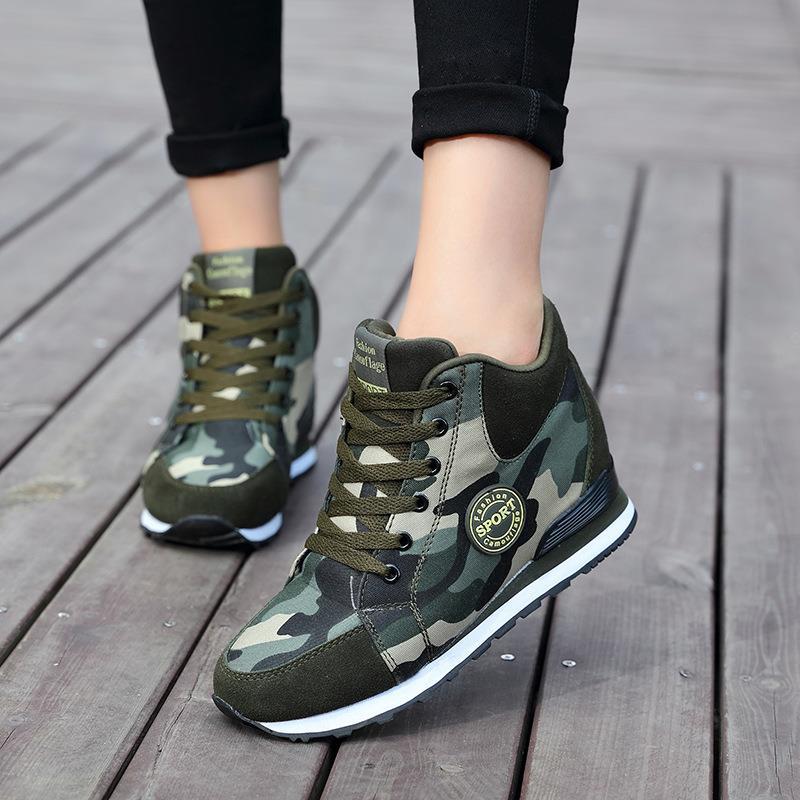 Damen Sportliche High-Top Sneakers mit Camouflage-Muster EB