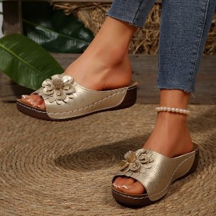 Damen Offene Zehen-Pantoletten mit Blumenapplikation, perforiertem Obermaterial und ergonomischer Keilsohle EB