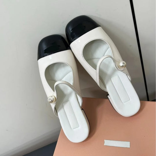 Damen Mules mit elegantem Riemendesign und glamourösem Perlenakzent EB