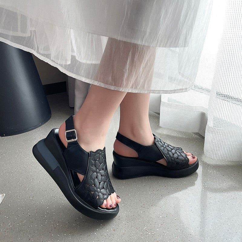 Damen nan Keilsandale mit floraler Laserperforation gepolsterter anatomischer Innensohle und verstellbarem Fersenriemen EB